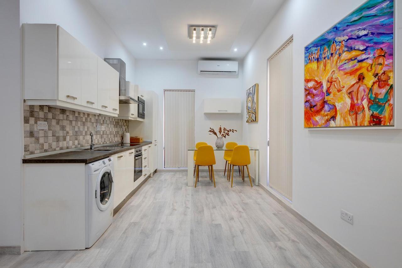 Picturesque Sliema Pad Steps From The Seafront Apartment Bagian luar foto