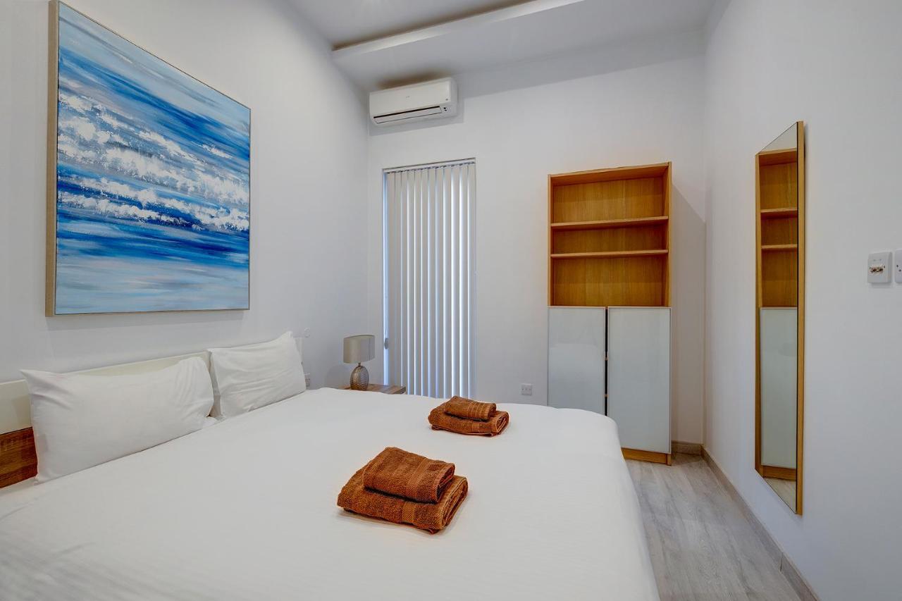Picturesque Sliema Pad Steps From The Seafront Apartment Bagian luar foto