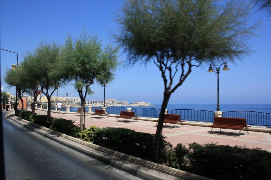 Picturesque Sliema Pad Steps From The Seafront Apartment Bagian luar foto